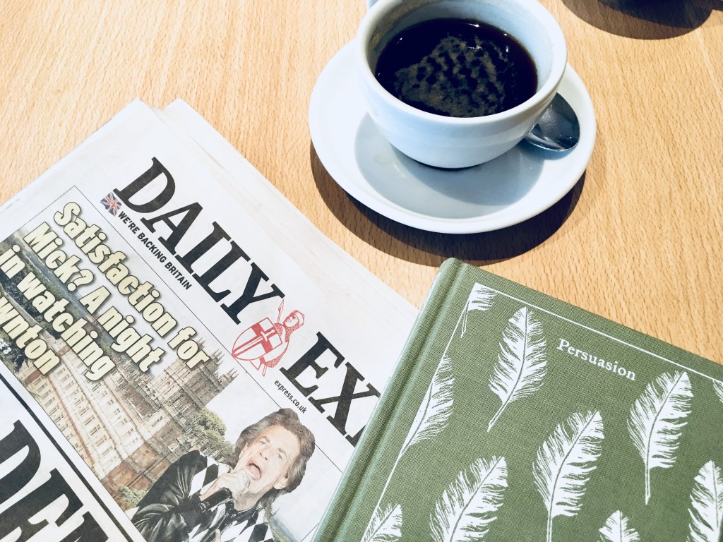 Débuter dans les métiers du livre sans diplômes : postes les plus accessibles, créer son carnet d’adresses et conseils.