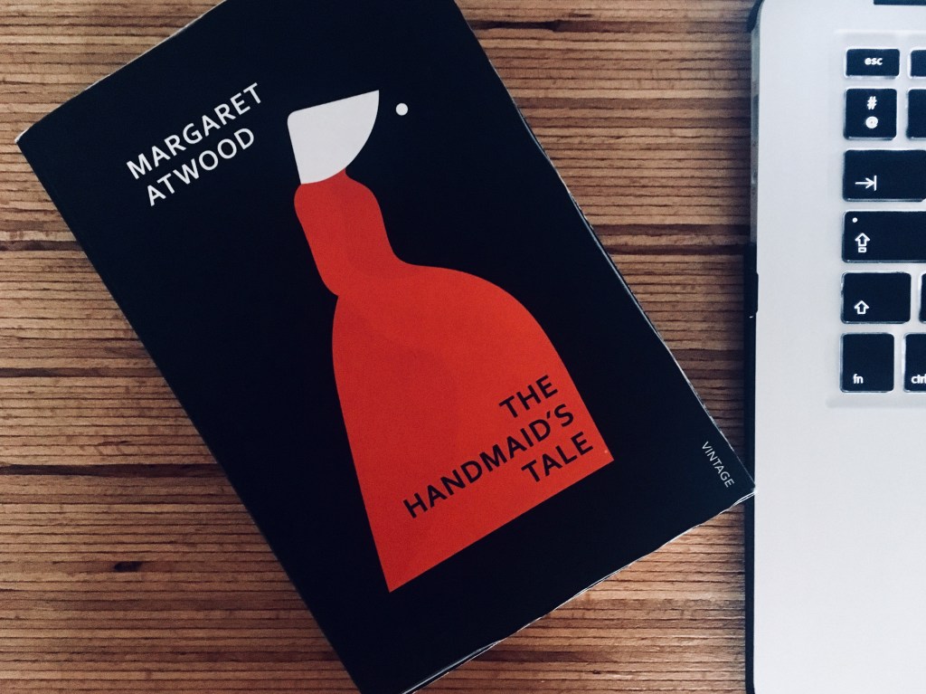 The Frenchie Book Club: The Handmaid’s Tale, Margaret Atwood (Can/U.S. Lit.) + in-depth review and honest thoughts.