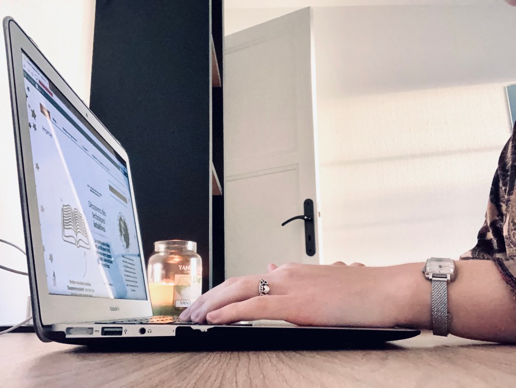 A Complete Guide To Juggling school/ work & Christmas time. Blogmas