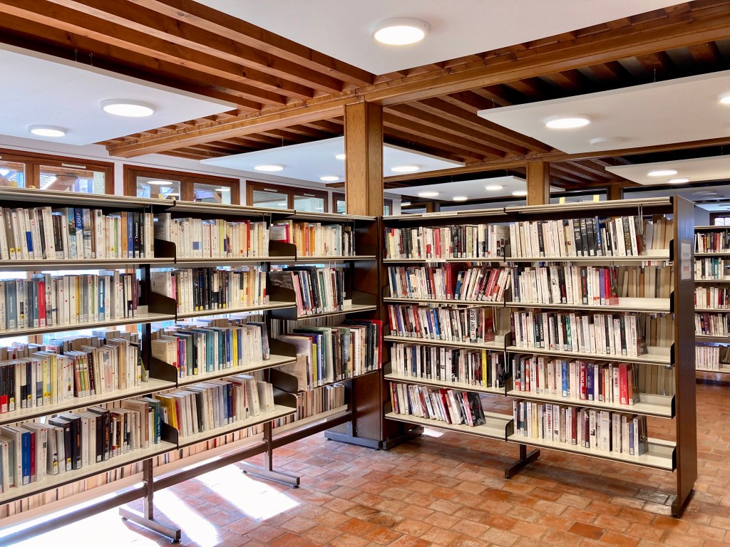 5 Ways to organize your books on your bookshelf